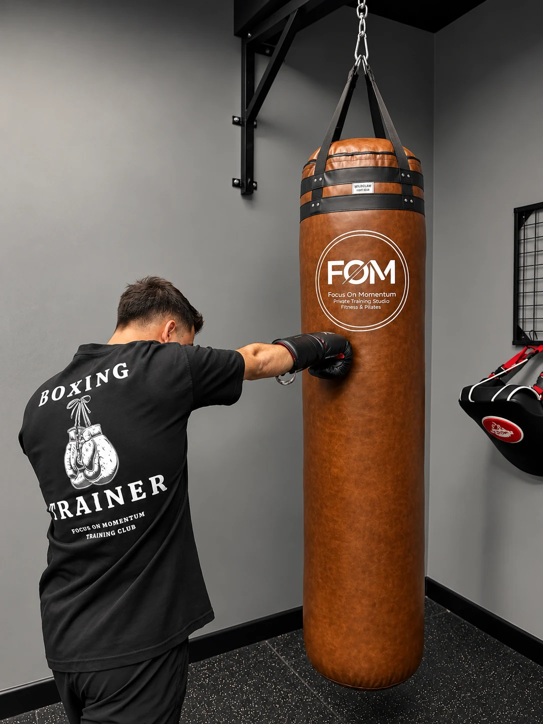 Focus On Momentum stüdyosunda kum torbasıyla boks çalışması